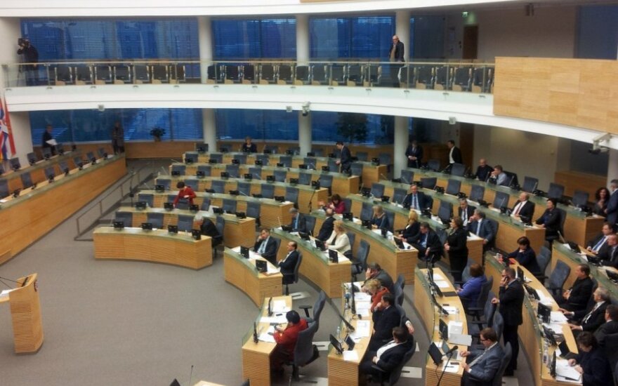 Neeilinė sesija: ar Seimas išpildys V. Landsbergio ir R. Pakso svajones?