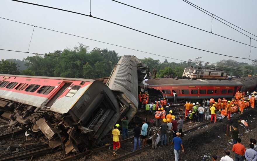 Indiją sukrėtė siaubinga geležinkelio avarija