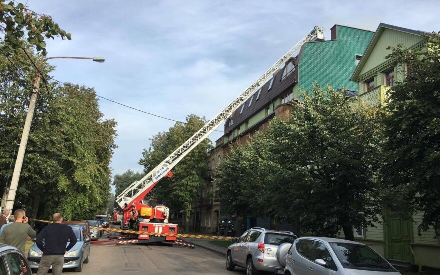 Vilniuje, Žvėryne, užsidegė daugiabučio namo stogas