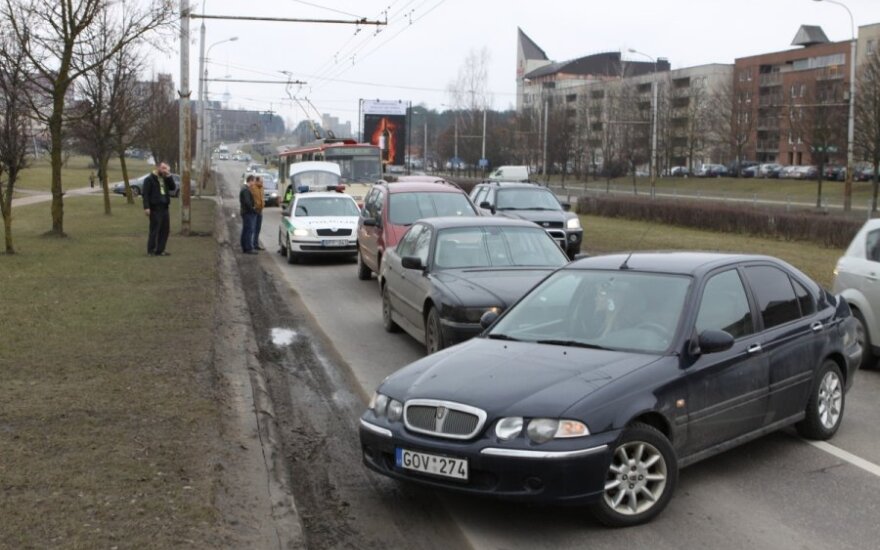 Drama Vilniaus gatvėse: vairuotojai blokavo kelią ir patys sučiupo gatve skriejusį chuliganą