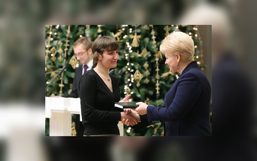 Prezidentė apdovanoja Delfi konkurso apie Konstitucijos vertybes laimėtoją Gritą Dulskienę