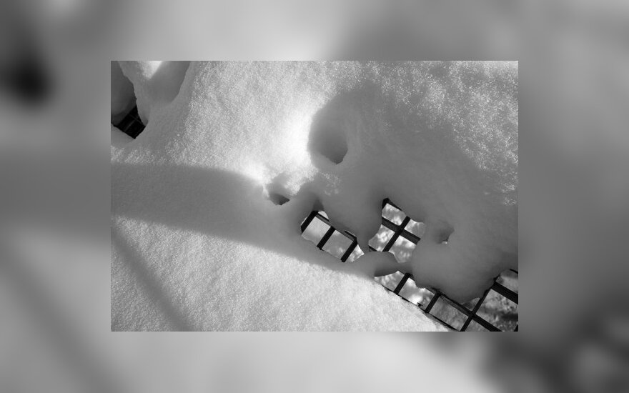 Taline dėl sunkaus sniego nugriuvo sporto rūmų karnizas