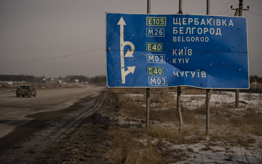 Apšaudytas kelio ženklas, nurodantis kryptį į Belgorodą