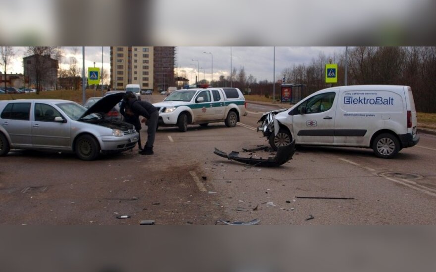 Kaune susidūrus trim automobiliams, sužalotas vienas vairuotojas