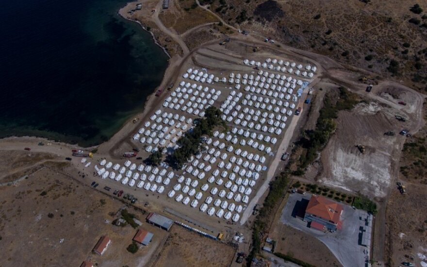 Į naują stovyklą Graikijos Lesbo saloje perkelti 800 migrantų