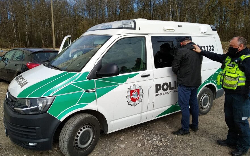 Kaune vogtu „Lexus“ sprukęs užsienietis bandė blokuoti pareigūnų automobilį