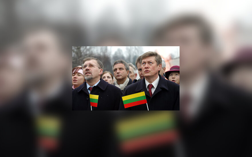 Krašto apsaugos ministras Gediminas Kirkilas ir Seimo Pirmininkas Artūras Paulauskas vėliavos pakėlimo minėjime