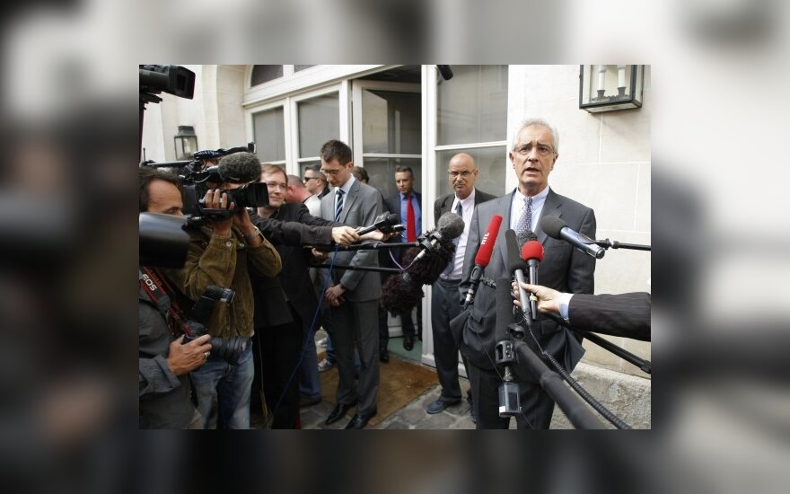 Prancūzijos darbo ministro  Erico Woertho advokatas Jeanas-Yvesas Leborgne'as bendrauja su spauda.