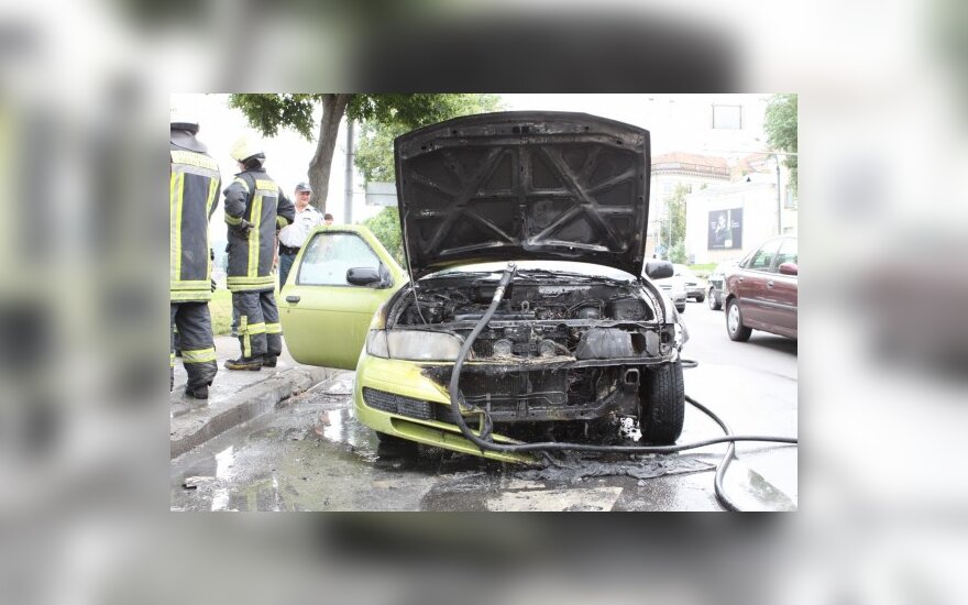 Vilniuje vairuotojai puolė į pagalbą gatvėje užsidegus automobiliui