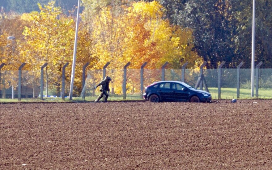 Belgijoje vairuotojas rėžėsi automobiliu į kareivinių vartus