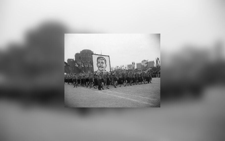 Sovietmetis. Demonstrantai neša J.Stalino portretą