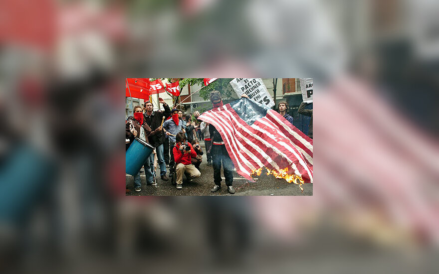 Demonstrantai Argentinoje degina JAV vėliavą