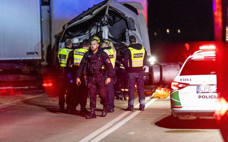 Aiškėja kraupios kaktomušos aplinkybės – avariją sukėlė po kelią blaškęsis girtas vilkiko vairuotojas