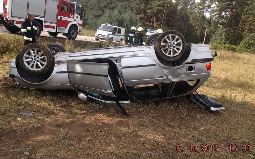 Girtas BMW automobiliu pavėžino draugą: po smūgio į medį abu ligoninėje
