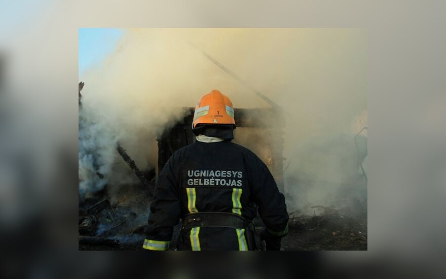 Gesindamas gaisrą Palangoje nukentėjo ugniagesys