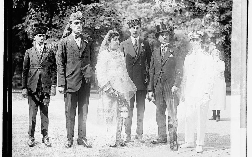 Stanleyis Cliffordas Weymanas (kairėje) su Afganistano pricese Fatima ir jos palyda, 1921 metai
