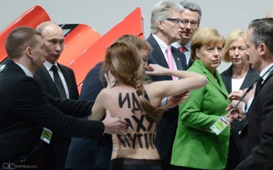 Už V.Putinui parodytas nuogas krūtines gresia 5 metai kalėjimo