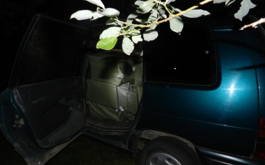 Po gaudynių kontrabandos prikimštą automobilį metė Kapinių miške