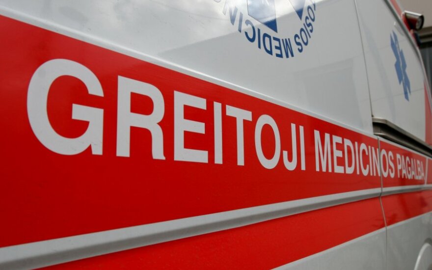 Girtas kaimynas dešimtmetę trenkė į namo sieną - mergaitė ligoninėje