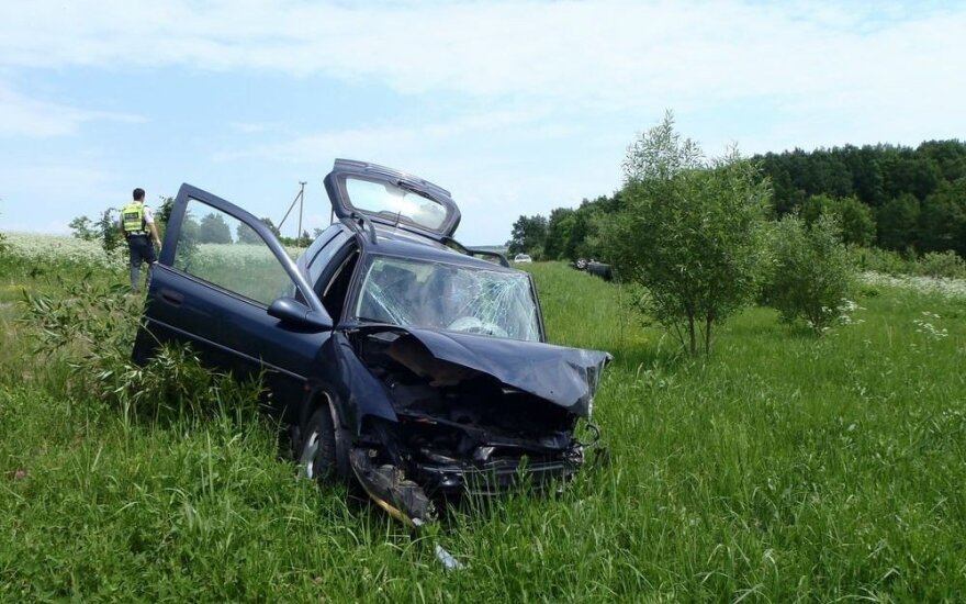 Kupiškio rajone prie vairo užmigęs vairuotojas sukėlė avariją ir sužalojo žmogų
