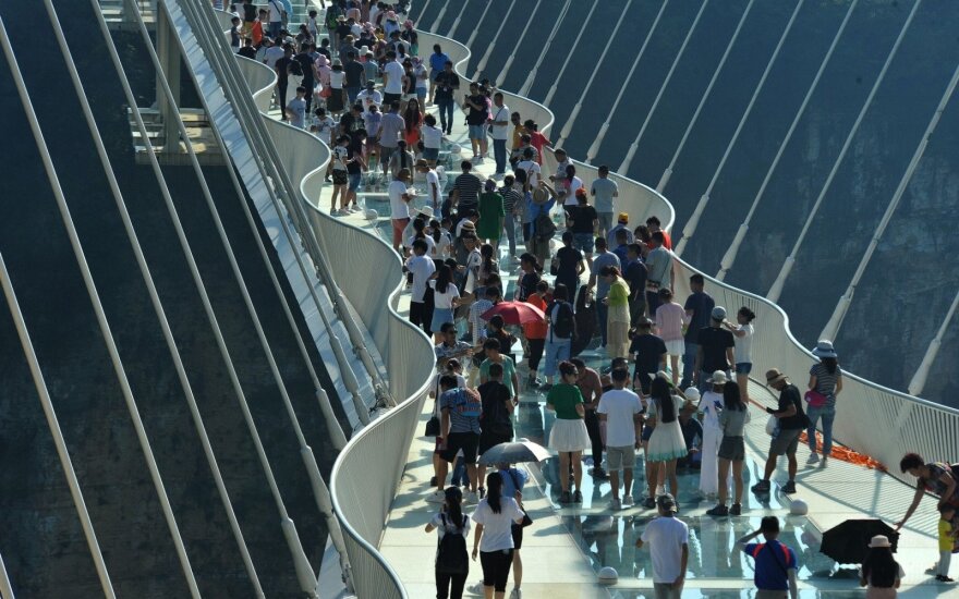 Kinijoje atidarytas ilgiausias pasaulyje stiklinis tiltas
