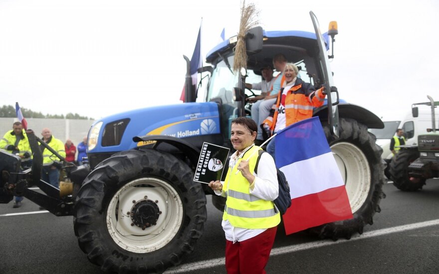 Prancūzai vairuotojai ir ūkininkai blokavo kelius į Kalė uostamiestį