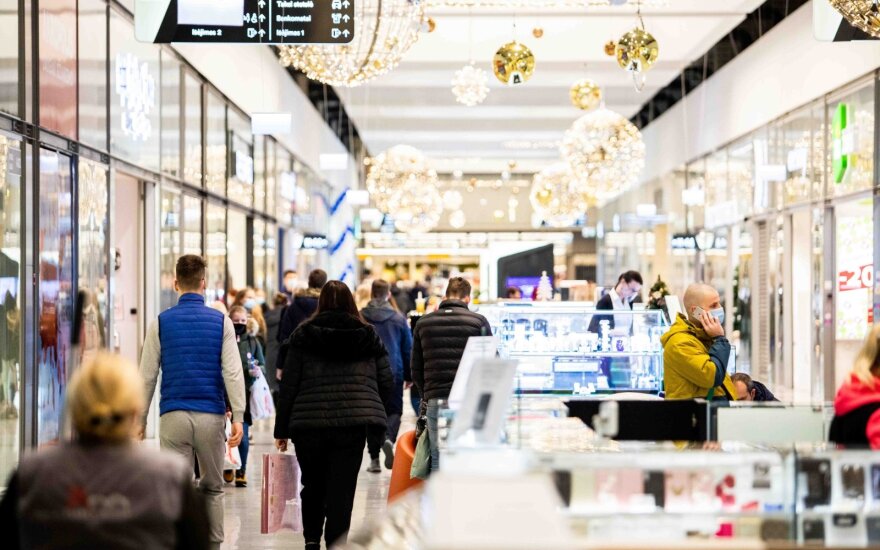 Per didžiuosius išpardavimus lietuviai sugrįžo į fizines parduotuves: populiariausios parduotuvės