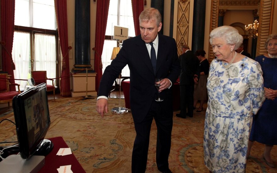 Princas Andrew ir karalienė Elžbieta II