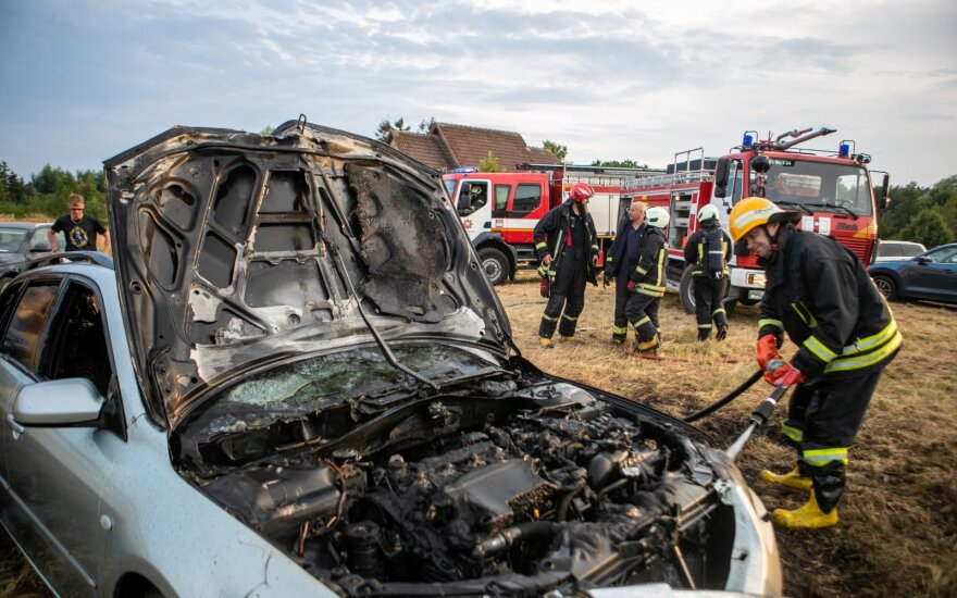„Karklėje“ užsiliepsnojo automobilis: gesinti bandyta net su keliolika gesintuvų, atskubėjo tarnybos