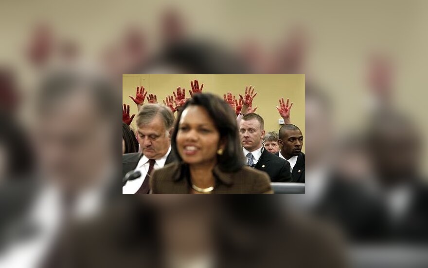 Busho bendražygė Rice sankcionavo įtariamų teroristų tardymą imituojant skandinimą