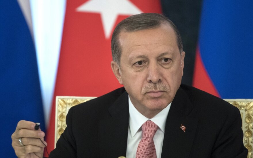 R. T. Erdoganas: Turkija vienodai ryžtingai kovos su IS ir Sirijos kurdų pajėgomis
