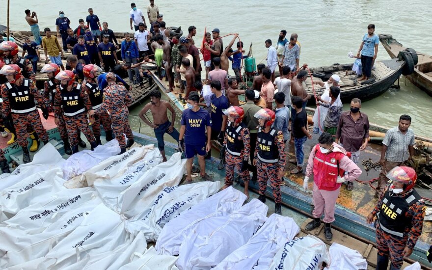 Bangladeše apvirtus keltui žuvo mažiausiai 28 žmonės