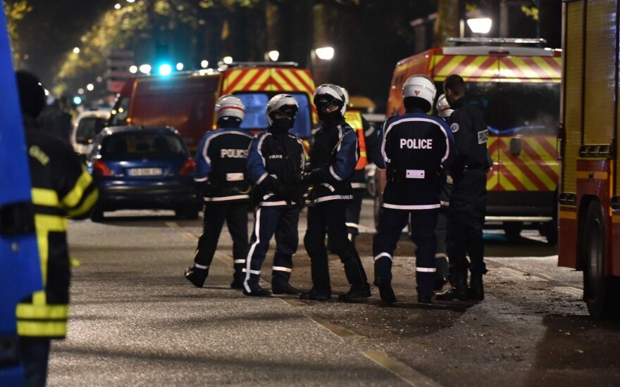 Prancūzijoje apkaltinti du vyrai, siejami su policininkų žudiku