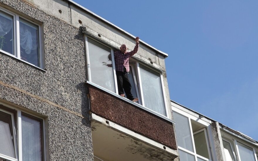 Neblaivus panevėžietis kabantis ant balkono krašto grasino nušokti