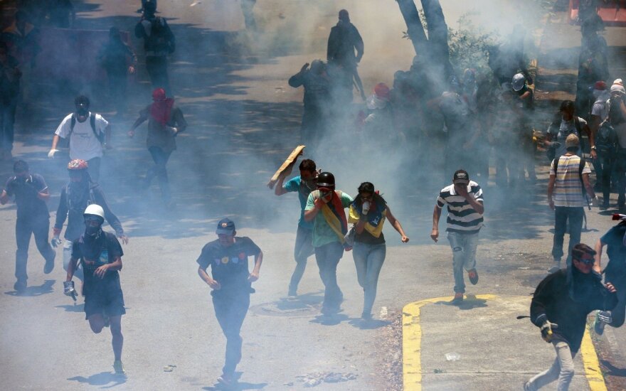 Išpuolį prieš Venesuelos vyriausybės pastatus surengęs sraigtasparnio pilotas pasirodė opozicijos demonstracijoje