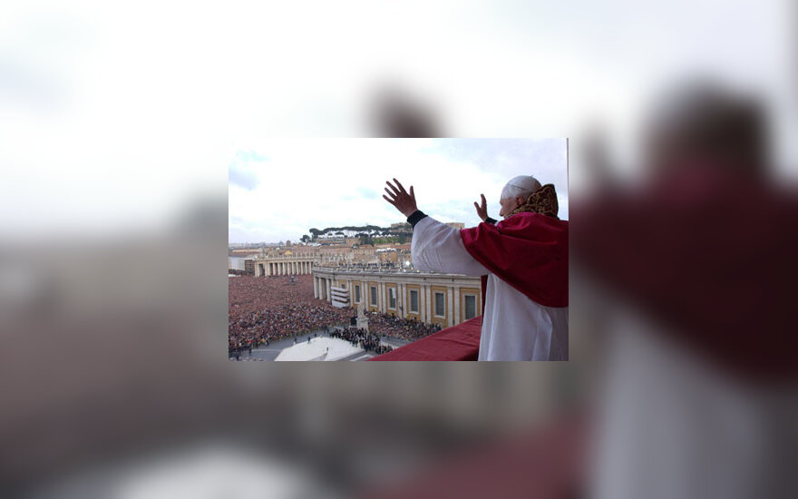 Naujai išrinktas popiežius Benedict XVI sveikinasi su jį pamatyti susirinkusia minia Šv, Petro aikštėje Vatikane.