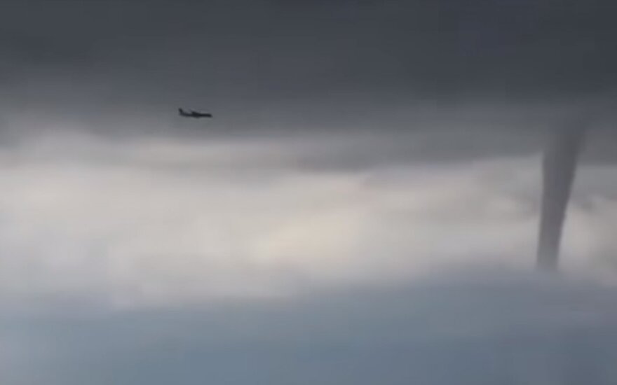 Įspūdingas reginys: lėktuvas Sočyje nusileido siaučiant tornadams