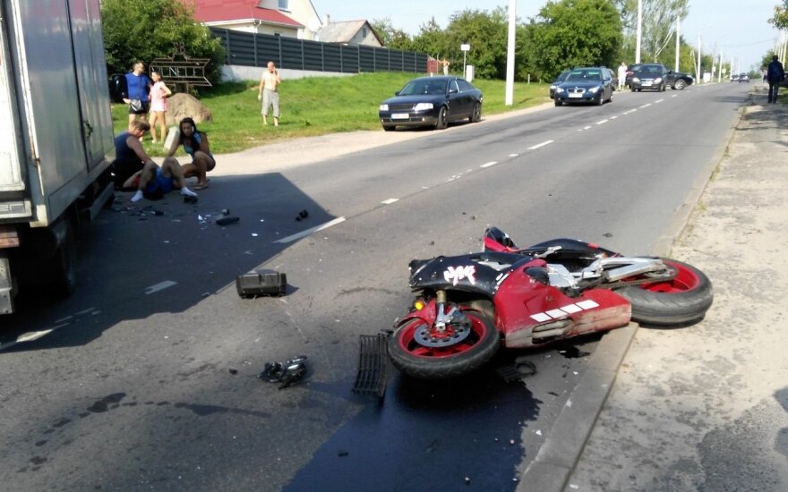 Naujojoje Vilnioje į sunkvežimį trenkėsi motociklininkas – šis skubiai išvežtas į ligoninę