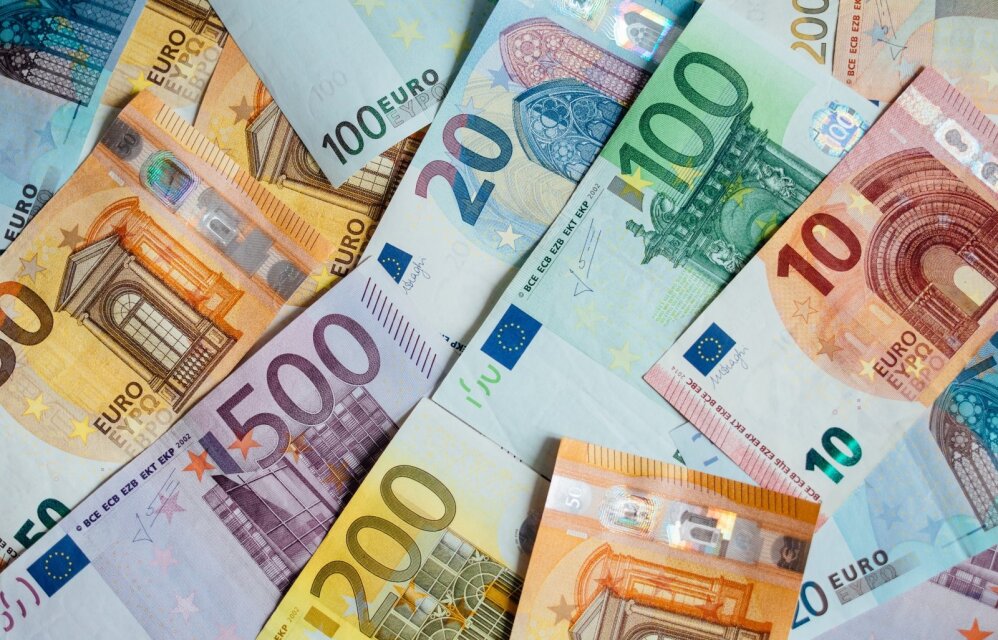 Kas antras lietuvis investuoja iki 100 eurų per mėnesį: kur dažniausiai nukreipia pinigus