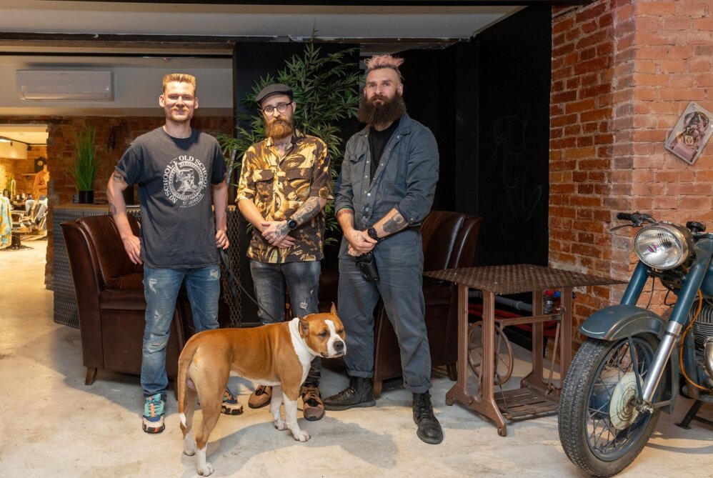 Erikas Bružikas, Vilius Vaivada, Karolis Krikštaponis ir šuo Senis 