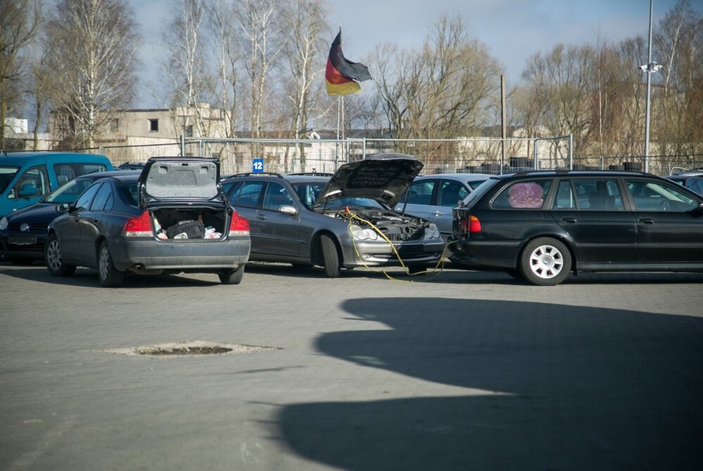 Marijampolės automobilių turgus 2017-aisiais. Vytautas sako, kad automobilių prekiautojai pirkėjams informacijos apie mašinų trūkumus neatskleisdavo.