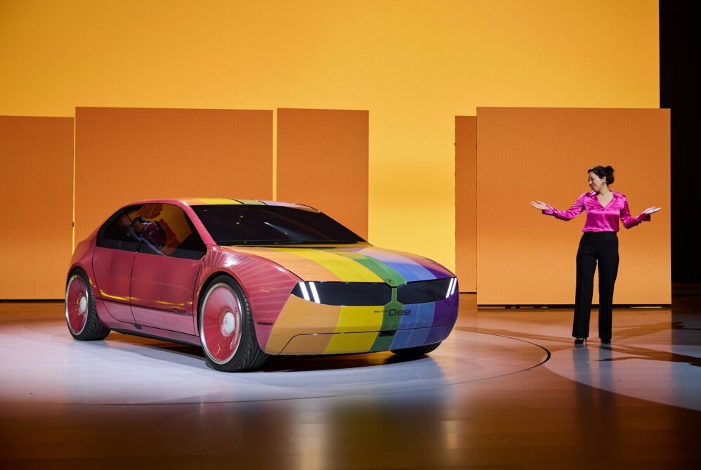 BMW i Vision Dee – skaitmeninio ateities mobilumo koncepcija