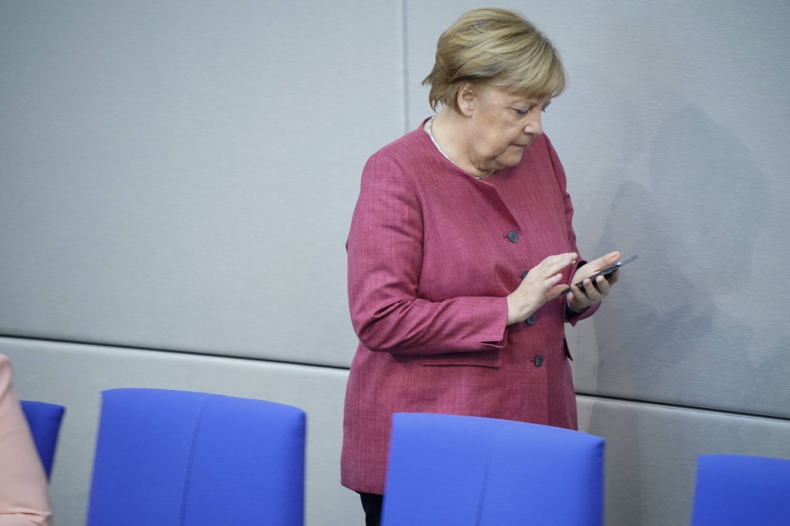 Merkel užkibo ant Porošenka apsimetusių rusų provokatorių kabliuko