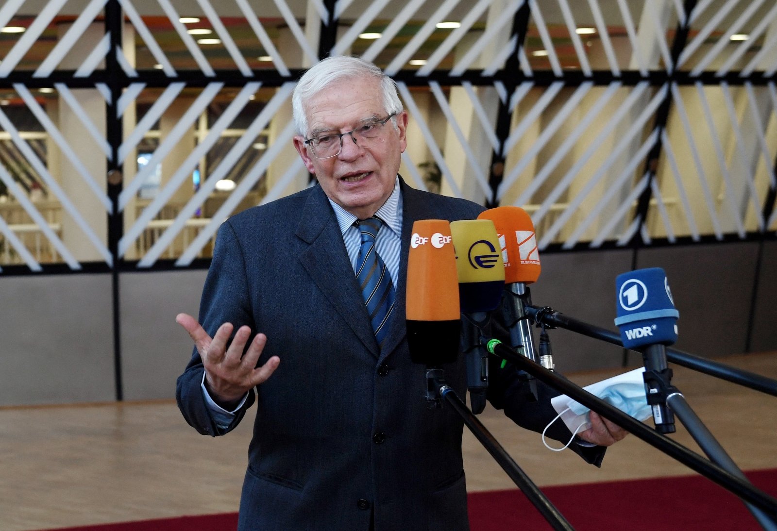 „ES delsia“: Borrellis kritikavo lėtą ginklų tiekimą Ukrainai