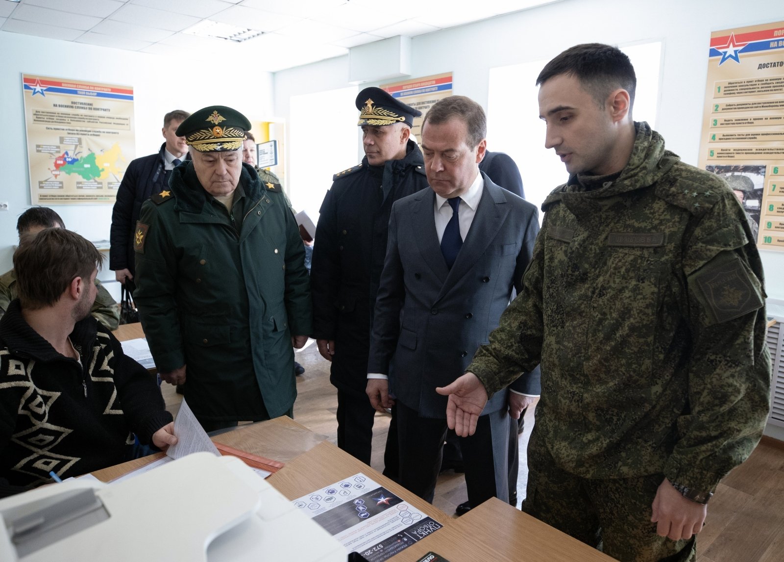 Medvedevas spjaudosi grasinimais: atidžiai stebėkite dangų