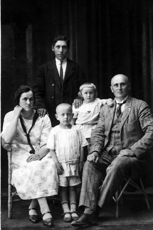 Sofija ir Stasys Japertai su vaikais Birute ir Vytautu 1926 m. Stovi S. Japerto pusbrolis.