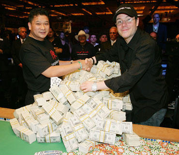 2006 metų pasaulio pokerio čempionato nugalėtojas Jamie Goldas (dešinėje) ir jo 12 mln. dolerių prizas grynaisiais