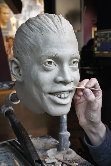 Skulptorius Paulas Bennettas gamina futbolo žaidėjo Ronaldinio skulptūrą