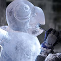 Raižytoja Natalija gamina savo ledo skulptūrą