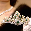 Pusės milijono JAV dolerių vertės deimantais ir smaragdais puošta tiara